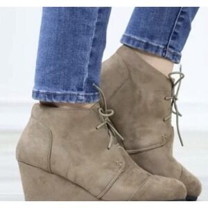 Toms Women's Desert Wedge Booties Tan Taupe Suede Ankle Boots Lace Up Size 6.5